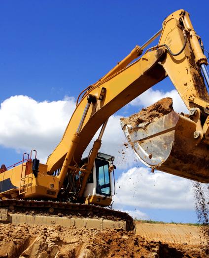 Vue d'un engin de chantier pelletant de la terre (France, 2005).