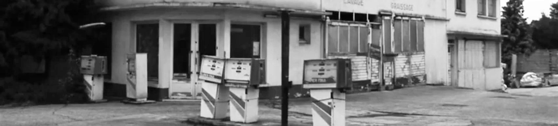 Vue d'une ancienne station service extraite du film "Anciens sites industriels et établissements scolaires"