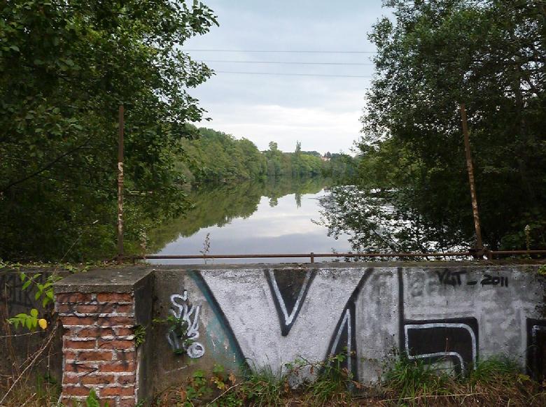 Digue sur une friche industrielle