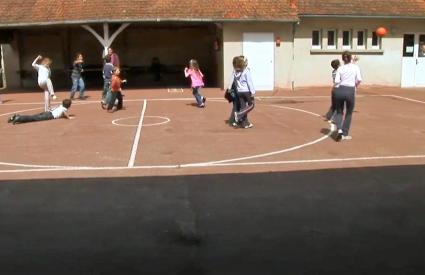 Cour d'école en terre battue. - © Ministère en charge de l'environnement Cour d'école