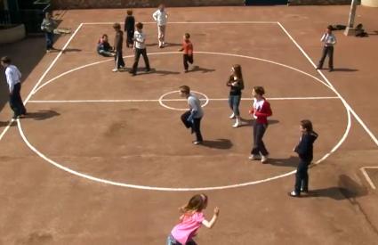 Terrain de sport en terre battue dans une cour d'école - © Ministère en charge de l'environnement Terrain de sport en terre battue dans une cour d'école.